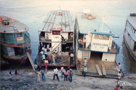Embarcando no barco Iris, em Iquitos, no Peru, rumo a Tabatinga, no Brasil (foto de Julho de 1990)